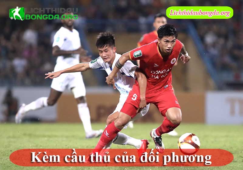 Kèm cầu thủ của đối phương