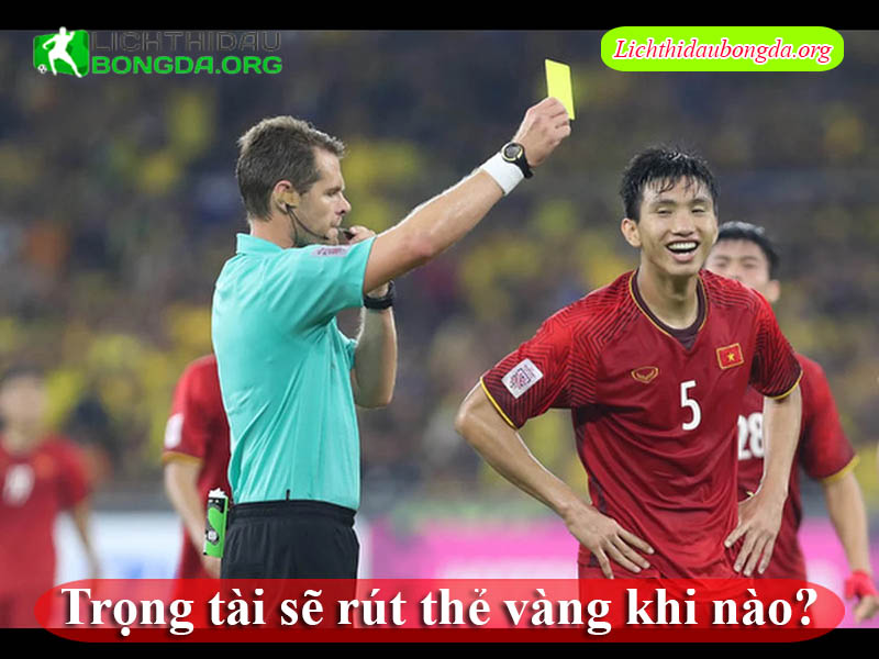 Trọng tài sẽ rút thẻ vàng khi nào?